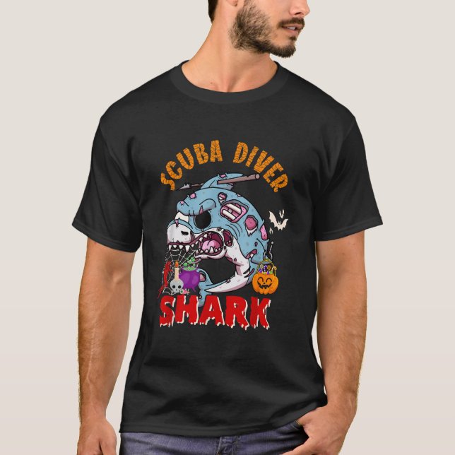 Camiseta Scuba Diver Shark Halloween Horror Zombie Lo (Frente)
