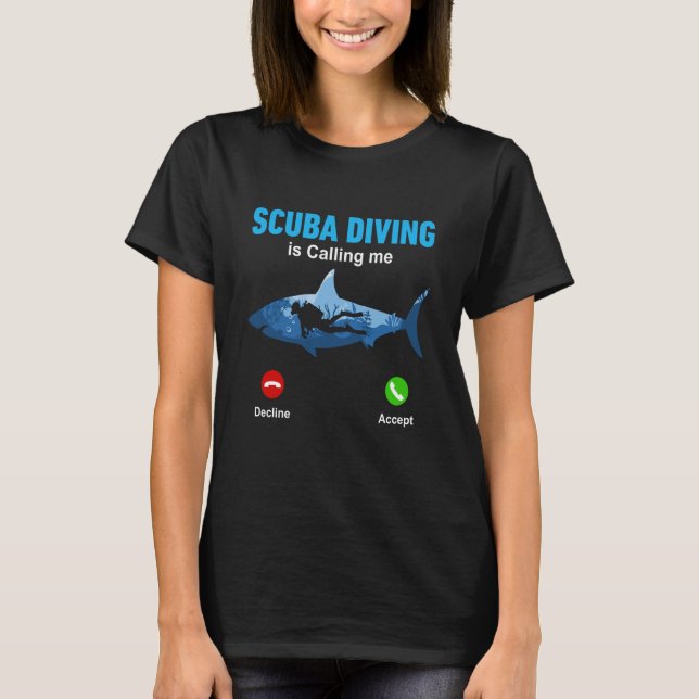 Camiseta Scuba Diving Está Me Chamando De Mergulho Scuba Me (Frente)