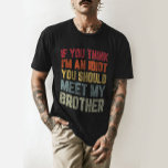 Camiseta Se acha que sou um idiota, deveria conhecer meu ir<br><div class="desc">A T-Shirt Engraçada "Se Acha Que Sou Um Idiota Você Deveria Conhecer Meu Irmão" é uma peça espirituosa e divertida. Mostra um senso de humor, destacando as diferenças entre indivíduos e a personalidade contrastante de um irmão. Vestida orgulhosamente por aqueles que gostam de brincar e se divertir com a família...</div>
