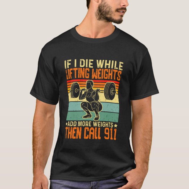 Camiseta Se Eu Morrer Levantando Pesos Adicione Mais Pesos  (Frente)