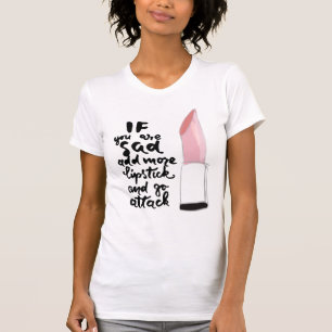 Camiseta Se você é triste adicione mais batom e vá ataqu