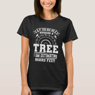 Camiseta Se você me vê abraçando uma árvore eu estou estima
