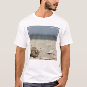 Camiseta Seashells na areia pelo mar