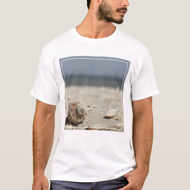 Camiseta Seashells na areia pelo mar (Frente)