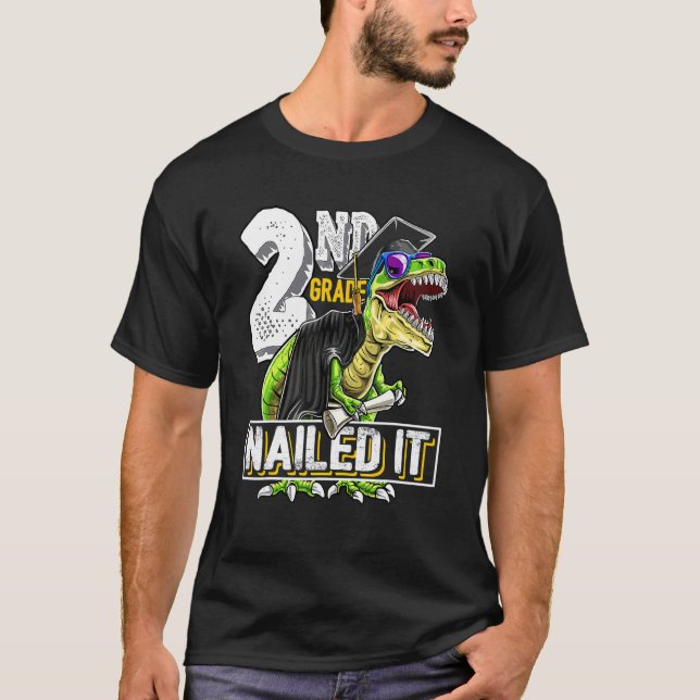 Camiseta segundo Grau Nails Ti Rex Dinossauro Boné de forma (Frente)