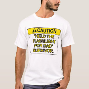Camiseta Segurada a lanterna para o sobrevivente do pai