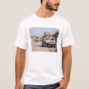 Camiseta Segurança da conduta de Humvee durante uma