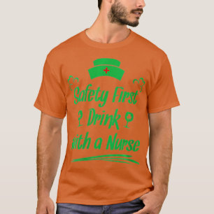 Camiseta Segurança das Mulheres Primeira Bebida Com Enferme
