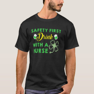 Camiseta Segurança em Primeiro Lugar Beba Com Um Enfermeiro