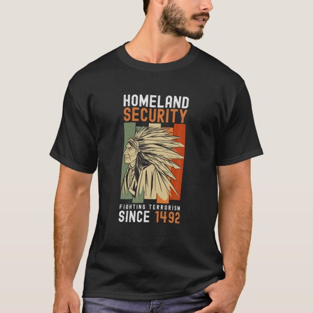 Camiseta Segurança Interna Combater O Terrorismo Desde 1492 (Frente)
