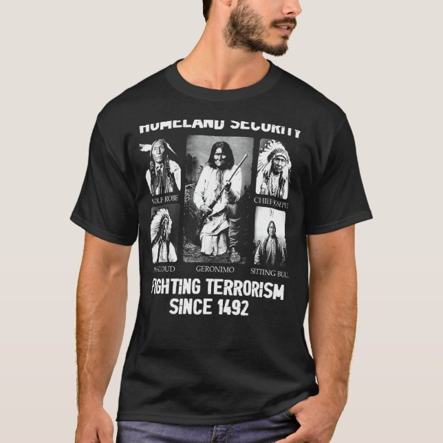 Camiseta Segurança Interna Combater o Terrorismo Desde 1492 (Frente)