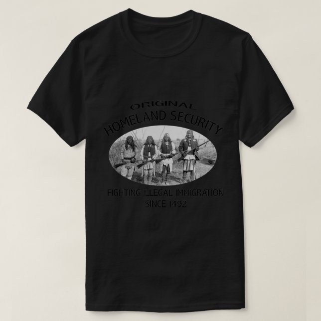 Camiseta Segurança Nacional Original. Imigração 1492 Nativa (Frente do Design)