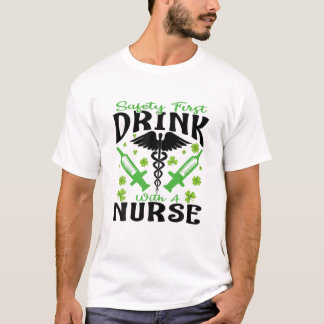 Camiseta Segurança Primeira Bebida Com Uma Rua De Enfermeir