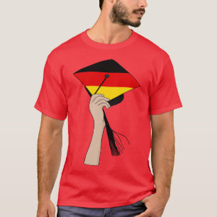 Camiseta Segurando o Boné Acadêmico Quadrado