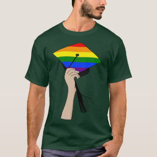 Camiseta Segurando o Boné Acadêmico Quadrado Arco-Íris