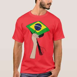 Camiseta Segurando o Boné Acadêmico Quadrado Brasil