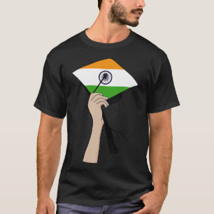 Camiseta Segurando o Boné Acadêmico Quadrado Índia