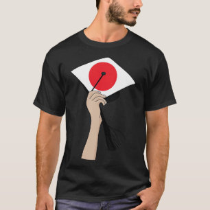 Camiseta Segurando o Boné Acadêmico Quadrado Japão