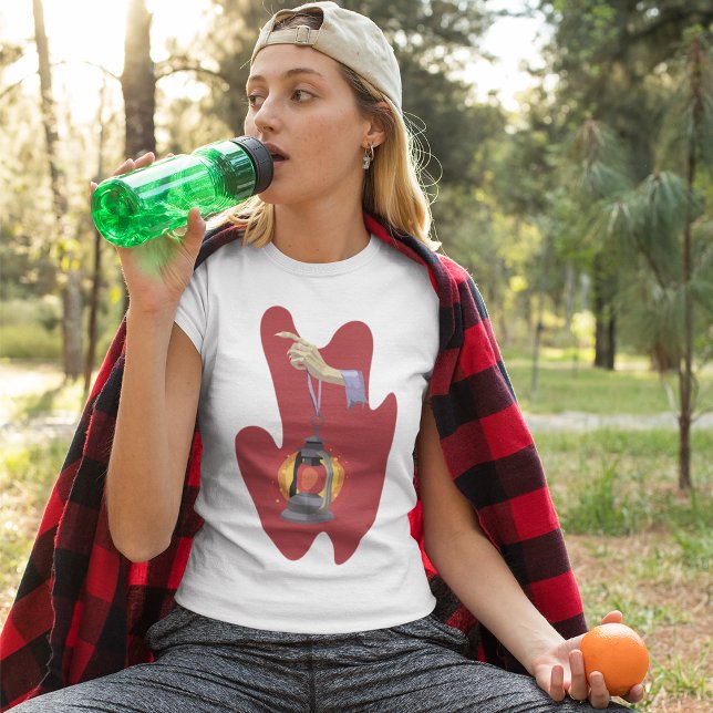 Camiseta Segurando Uma Lanterna (Criador carregado)