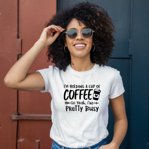 Camiseta Segurando uma taça de café, estou Bonito ocupado
