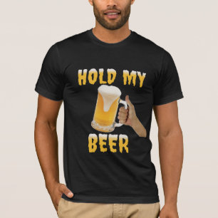 Camiseta Segure a minha cerveja com um monte de cerveja