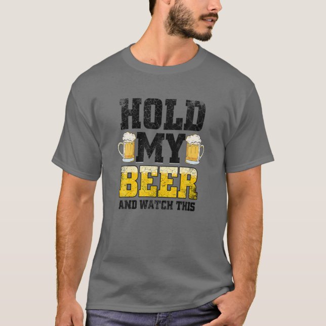 Camiseta Segure A Minha Cerveja E Veja Este Estranho Engraç (Frente)