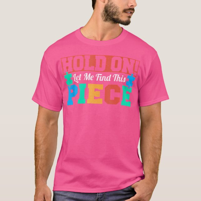 Camiseta Segure Espera Que Eu Encontro Esta Peça Puzzler Ji (Frente)
