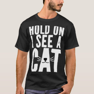 Camiseta Segure Espera Vejo Um Gato Dito Sarcástico Gato