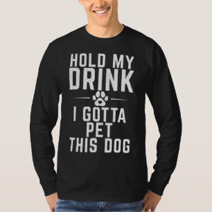 Camiseta Segure minha bebida, tenho que mascar esse cachorr
