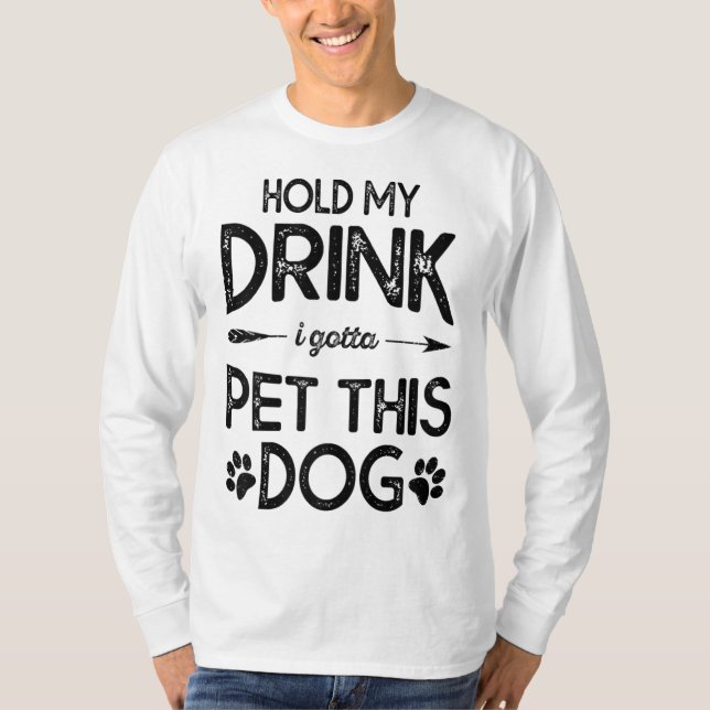 Camiseta Segure Minha Bebida Tenho Que Pôr Esse Cachorro En (Frente)
