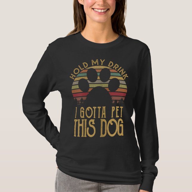 Camiseta Segure Minha Bebida Tenho Que Pôr Esse Cachorro En (Frente)