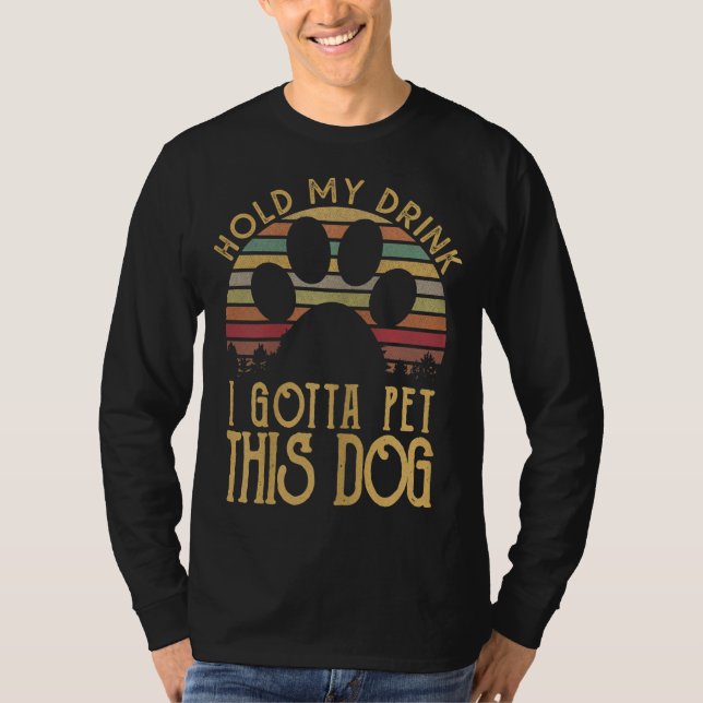 Camiseta Segure Minha Bebida Tenho Que Pôr Esse Cachorro En (Frente)