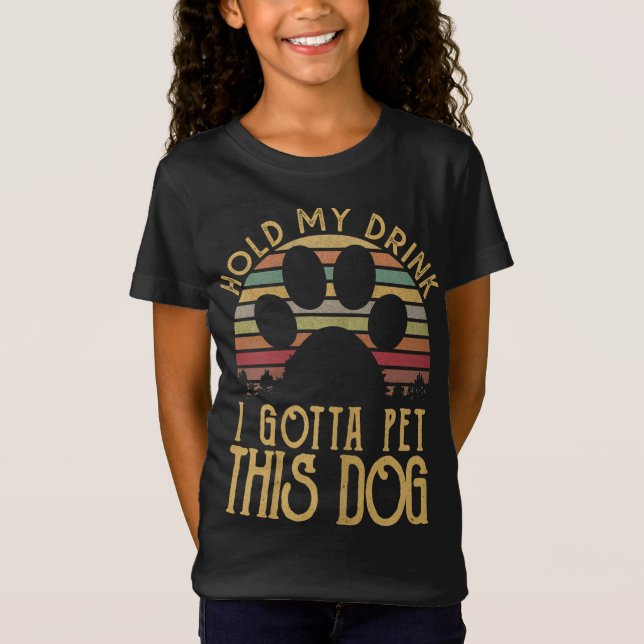 Camiseta Segure Minha Bebida Tenho Que Pôr Esse Cachorro En (Frente)