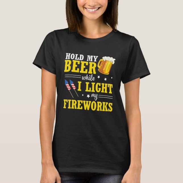 Camiseta Segure minha cerveja enquanto acendo meus fogos de (Frente)