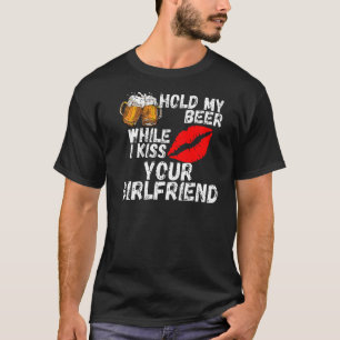 Camiseta Segure minha cerveja enquanto beijo seu Namorada