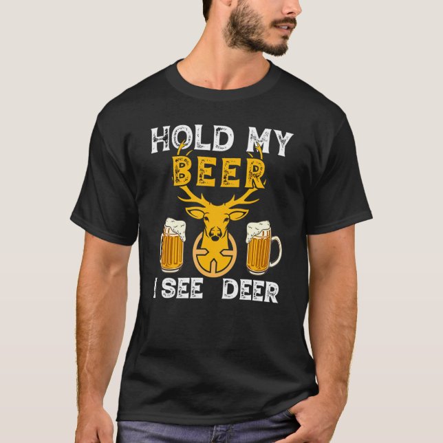Camiseta Segure Minha Cerveja Vejo Caça De Veado (Frente)
