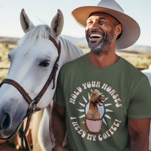 Camiseta Segure seus cavalos - Eu preciso do meu café! Engr