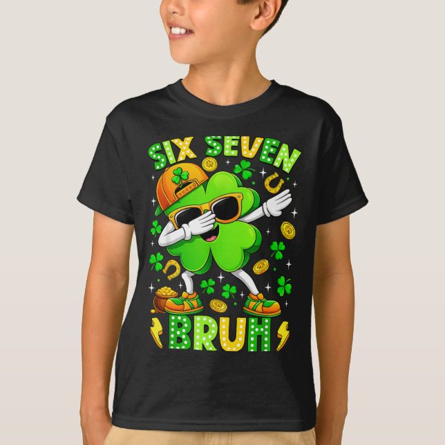 Camiseta Seis Sete Bruh Meme 67 Dabbing Shamrock St Patrick (Frente)