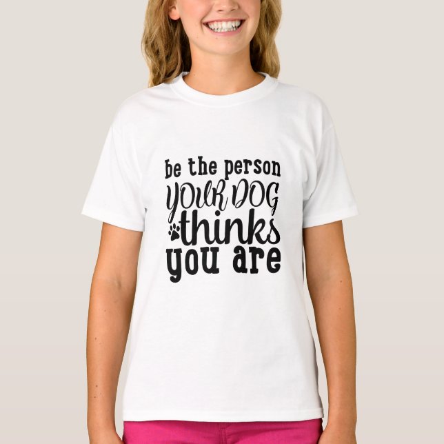 Camiseta Seja a Pessoa que seu Cachorro Acha que Você é (Frente)