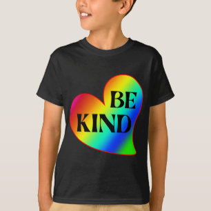 Camiseta Seja Amável Coração Colorido Arco-íris