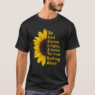 Camiseta Seja Amável Todos Que Você Conhece Estão Lutando U
