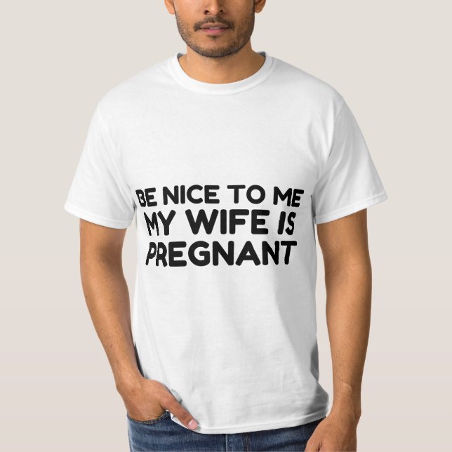 CAMISETA SEJA BOM PARA MIM MINHA ESPOSA ESTÁ GRÁVIDA (Frente)