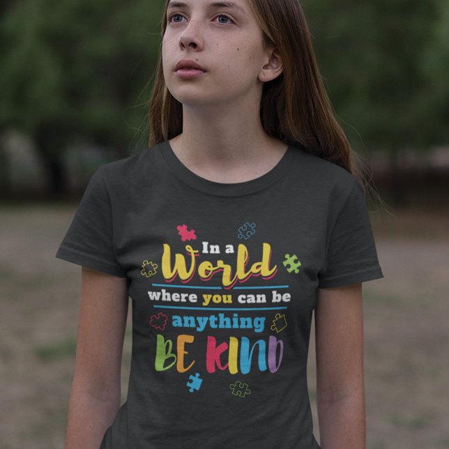 Camiseta Seja Bonito Em Uma Equipe De Consciência Do Autism (Criador carregado)