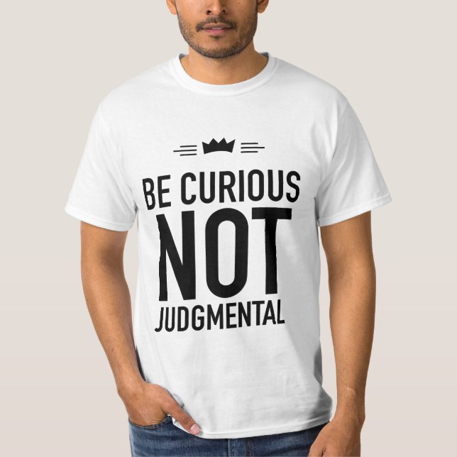 Camiseta Seja Curioso, Não Juízo Final - Citação Inspirador (Frente)