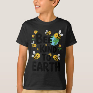 Camiseta Seja gentil com a terra - abelhas flores planeta c