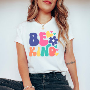 Camiseta Seja gentil com corações e flores