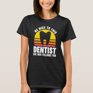 Camiseta seja gentil com este dentista que ela tem preenchi