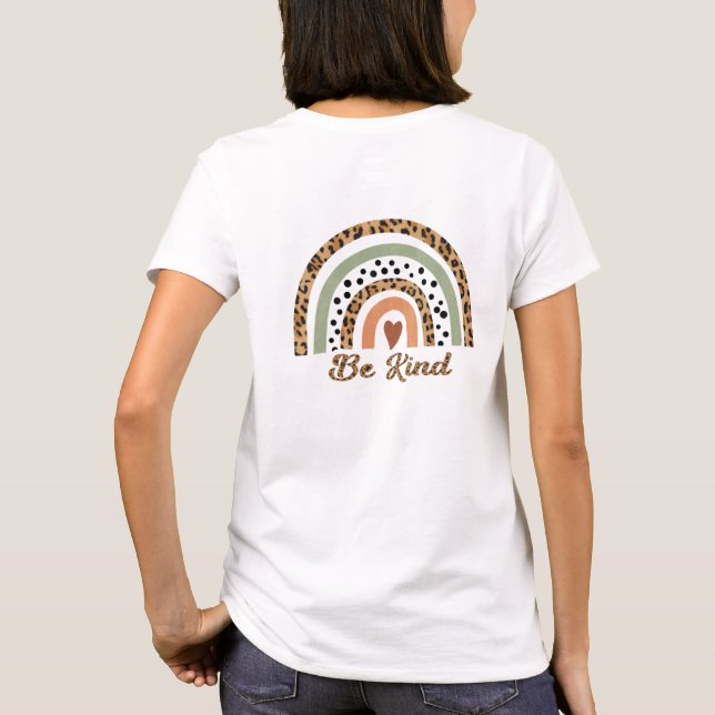 Camiseta Seja gentil com Leopardo, imprima arco-íris para t (Verso)