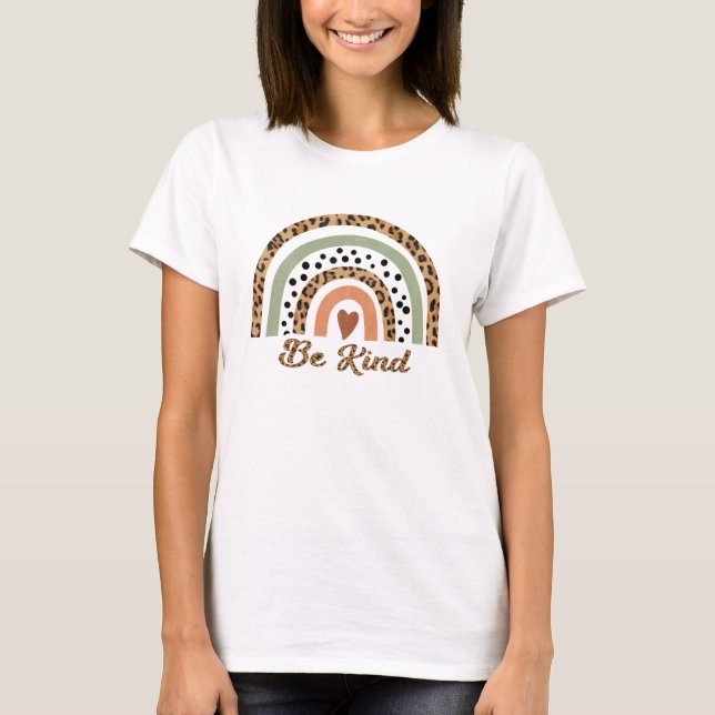Camiseta Seja gentil Leopard Imprima arco-íris com coração (Frente)