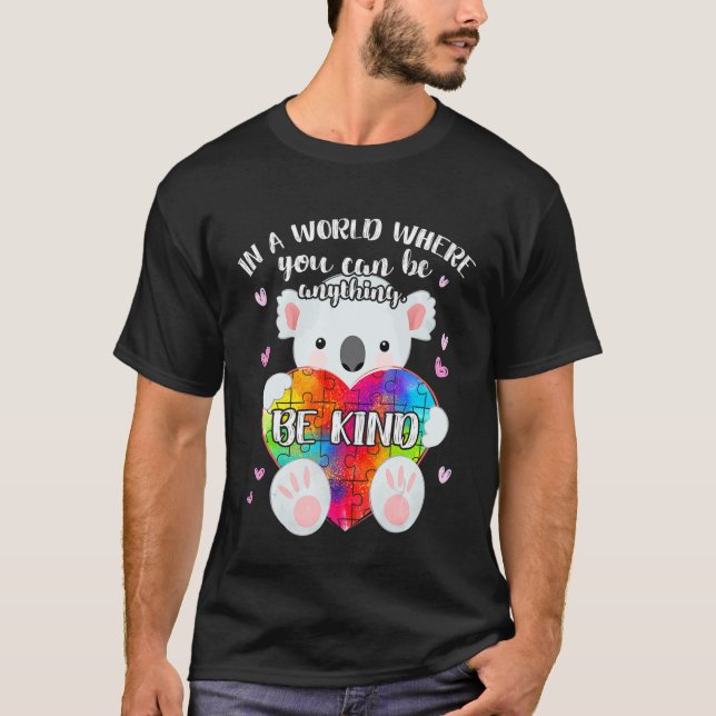 Camiseta Seja Gentil Quebra-Cabeça Fofo de Coala Mês de Con (Frente)
